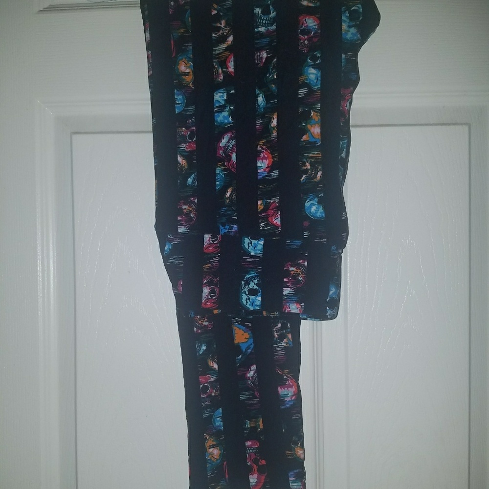 Tc LuLaRoe Skull Leggings
